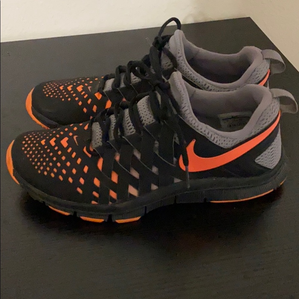 Men’s size 10 Nike tennis shoes.
